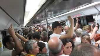 Un vagó de la L1 del Metro de Barcelona ple a vessar, aquest divendres 11 de Setembre EUROPA PRESS