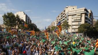 Participants a la Via Lliure aixequen els seus punters de cartolina, aquest divendres a la Meridiana de Barcelona ORIOL DURAN