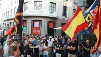 Manifestants d'ultradreta davant la seu de la Llibreria Blanquerna de Madrid ACN