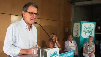 Artur Mas intervé en un acte social on també ha participat el pare Manel i la monja Viqui Molins, al darrere