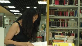 Noia estudiant català en una biblioteca de Pequín DANI TRIADÓ