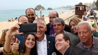 La líder de C's a Catalunya, Inés Arrimadas, es fa un ‘selfie' amb membres de l'agrupació de C's Girona al passeig marítim de Blanes ACN