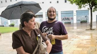 Gabriela Serra i David Fernàndez, sota la pluja ahir ahir a l'Hospitalet JOSEP LOSADA