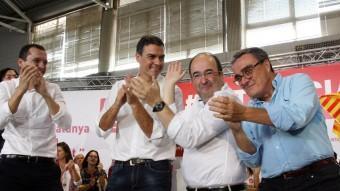 Iceta, entre Òscar Ordeig (el candidat per Lleida), Sánchez i l'alcalde Ros P. FRANCESCH / ACN