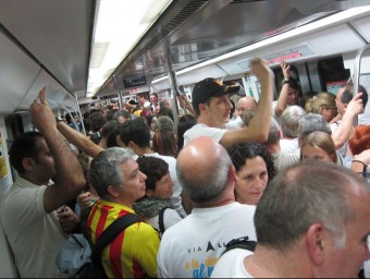 Un vagó de la L1 del Metro de Barcelona ple a vessar, aquest divendres 11 de Setembre EUROPA PRESS