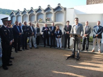 A dalt, Carles Motas en l'acte de Sant Feliu. J. SABATER