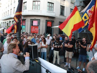 Manifestants d'ultradreta davant la seu de la Llibreria Blanquerna de Madrid ACN
