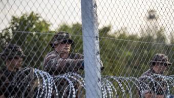 Soldats a la frontera d'Hongria amb Sèrbia, després de tancar el pas als refugiats EFE