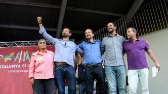 El coordinador nacional d'ICV, Joan Herrera, i el líder de Podemos, Pablo Iglesias, dalt de l'escenari n el míting d'aquest 15 de setembre de 2015 a MolleT ACN