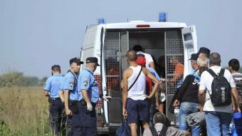 La policia de Croàcia registre els refugiats que entren al país i els trasllada a Zagreb REUTERS
