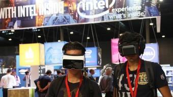 Dos visitants del congrés IOTSWC experimenten amb visors de realitat virtual durant la jornada d'ahir ELISABETH MAGRE
