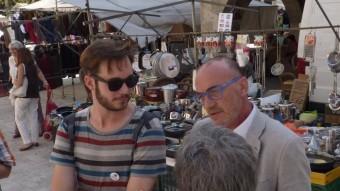 Marc Vidal (a la dreta) i Joan Luengo, ahir al migdia al mercat de Banyoles de la plaça Major. R. E
