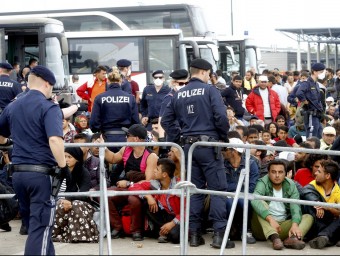 Centenars d'immigrants esperen a pujar a un autobús a Nickelsdorf, a Àustria REUTERS