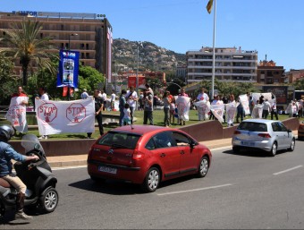 Una protesta en contra de la construcció del nou ramal, a Lloret de Mar. JOAN SABATER