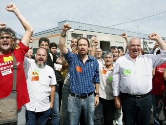 Pablo Iglesias i Lluís Rabell van donar suport, ahir, als treballadors de Valeo ANDREU DALMAU/ EFE