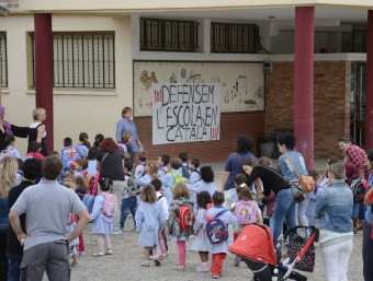 Una pancarta defensant l'ensenyament en català dins de l'Escola Gaspar de Portòla en una imatge d'arxiu L.C. / ACN