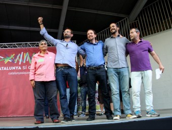 El coordinador nacional d'ICV, Joan Herrera, i el líder de Podemos, Pablo Iglesias, dalt de l'escenari n el míting d'aquest 15 de setembre de 2015 a MolleT ACN