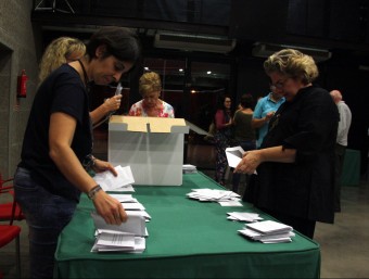 Moment del recompte de vots, dimarts al vespre, de la consulta feta a Bellaterra ACN