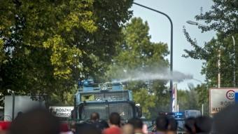 La policia hongaresa llança aigua a pressió contra els refugiats que intenten creuar la frontera des de Sèrbia, aquest dimecres al pas d'Horgos EFE