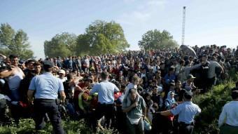 La desesperació de centenars de refugiats per pujar als autobusos per anar a Zagreb fa que la policia croata intenti evitar corredisses i aglomeracions REUTERS