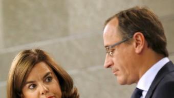 La vicepresidenta espanyola, Soraya Sáenz de Santamaría, i el ministre de Sanitat, Alfonso Alonso, en la roda de premsa posterior al consell de ministres EFE