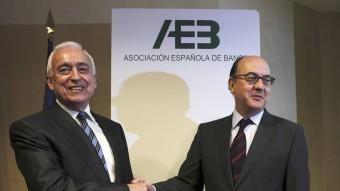 El president de l'AEB, Miguel Martín i l'exdirector general de regulació del Banc d'Espanya, José María Roldán EFE