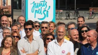 La cineasta Isona Passola, l'actor Joel Joan, el cap de llista de Junts pel Sí, Raül Romeva, i el candidat per Girona, Lluís Llach, envoltats d'altres representants del món de la cultura durant un acte el 19 de setembre ACN