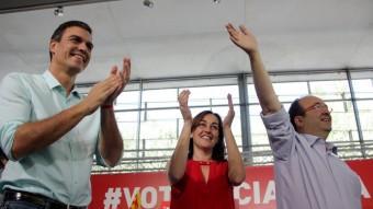 El secretari general del PSOE, Pedro Sánchez, la portaveu socialista a Girona, Sílvia Paneque i el candidat del PSC, Pedro Sánchez, aquest dissabte a Girona ACN