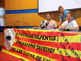 Representants de les penyes taurines de Terres de l'Ebre durant la roda de premsa celebrada ahir. ACN