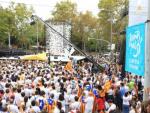 Al centre de la imatge, una grua de l'equip de la retransmissió de la Via Lliure ANDREU PUIG