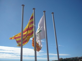 La bandera espanyola haurà de tornar a onejar a l'ajuntament de Teià arran d'una sentència judicial. LLUÍS ARCAL