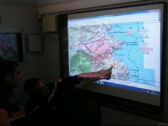Centre de comandament dels bombers amb el mapa de la zona afectada per l'incendi FRANCE BLEU ROUSSILLON