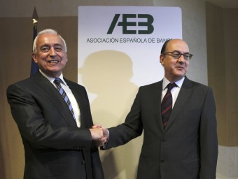 El president de l'AEB, Miguel Martín i l'exdirector general de regulació del Banc d'Espanya, José María Roldán EFE