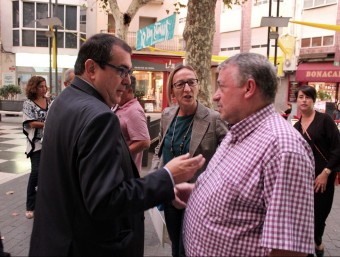 Jané conversa amb l'alcalde de l'Arboç i l'alcaldessa de Cunit, en acabar la reunió. J.M.F