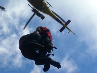 Els especialistes del GRAE van pujar a la víctima a l'helicòpter mitjançant un gruatge. BOMBERS DE LA GENERALITAT