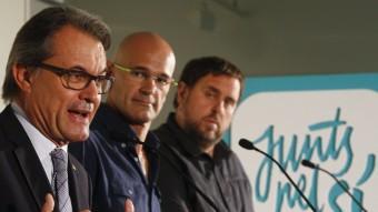 Els candidats de Junts pel Sí Artur Mas, Raül Romeva i Oriol Junqueras, durant la roda de premsa que han ofert aquest dilluns EFE