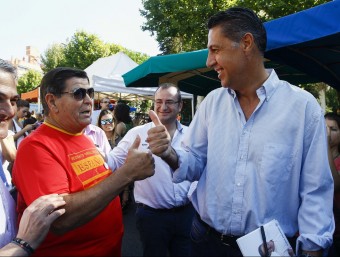 García Albiol ahir durant la seva visita al mercal de Mataró QUIQUE GARCÍA /EFE