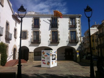 La façana de l'Ajuntament d'Arenys de Mar on al setembre es va obligar a treure l'estelada i el comptador del 27S. E.F