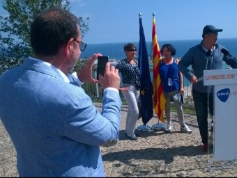 Espadaler, fotografiant ahir uns turistes kazakhs després de l'acte que va fer al Mirador de l'Alcalde, a Barcelona Ò.P.J