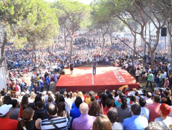 Pedro Sánchez , dirigint-se als milers de persones que es van aplegar a la tradicional Festa de la Rosa de Gavà. ANDREU PUIG