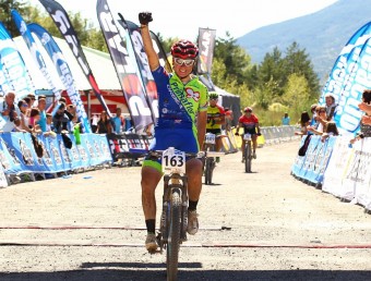 Sandra Santanyes celebra la victòria a l'arribada de Biescas RFEC