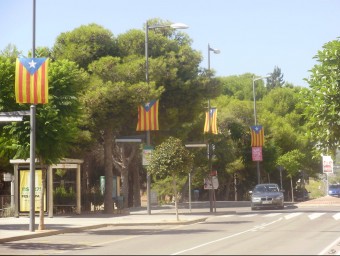 Les banderes estelades van penjar-se en fanals i arbres del carrer Marquès de Tamarit, a l'entrada d'Altafulla INFOCAMP