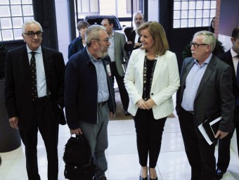 Méndez i Fernández Toxo conversen amb Fátima Báñez, ahir,durant un acte a Madrid EFE