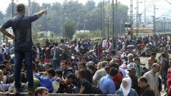 Refugiats , esperen en una estació de tren d'Idomeni, a Grècia NIKOS ARVANITIDIS / EFE