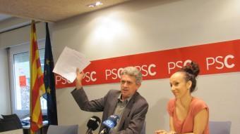 Bruguera, amb la dos de la llista per Girona dels socialistes catalans, Maite Guerrero. DANI VILÀ