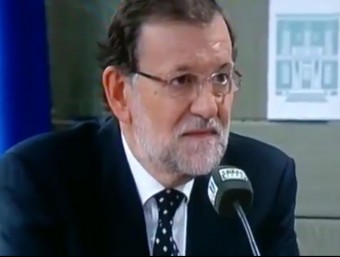 El president del govern espanyol, Marino Rajoy, aixeca una cella durant l'entrevista a Onda Cero