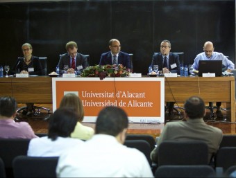 D'esquerra a dreta, Iris Danowski, Tobias Wolf, Manuel Palomar, Joaquín Marhuenda i Roberto Escarré en un moment de la inauguració del Curs per a Degans Llatinoamericans. CEDIDA UA