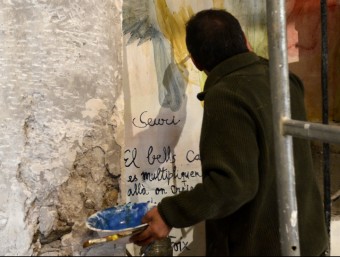 Santi Moix està pintant una de les parets de l'església de Sant Víctor de Saurí al Pallars Sobiràs M. LLUVICH/ACN