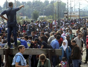 Refugiats , esperen en una estació de tren d'Idomeni, a Grècia NIKOS ARVANITIDIS / EFE