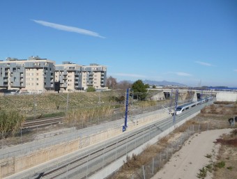 El Tren d'Alta Velocitat, al seu pas per Vilafranca del Penedès. C. MORELL